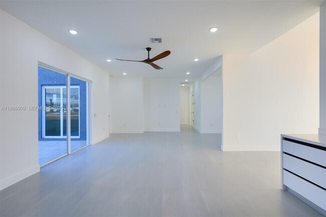 Building Photo - 5 SW 26th Pl