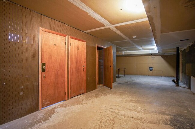 Building Photo - 261 Regency Park Dr