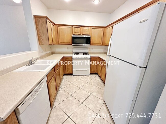 Building Photo - TRI-LEVEL 3 BEDROOM, 2.5 BATH TOWNHOME IN ...