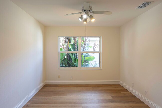 Building Photo - 1605 S Club Dr