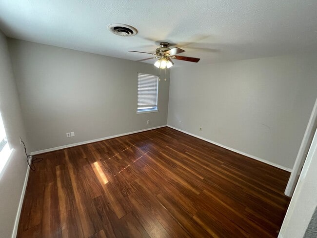 Building Photo - Beautiful 4 Bedroom Southern Hills Home