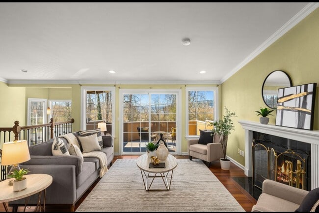 Building Photo - Luxurious home with tasteful updates throu...