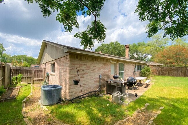 Building Photo - 2311 Aprilmont Dr