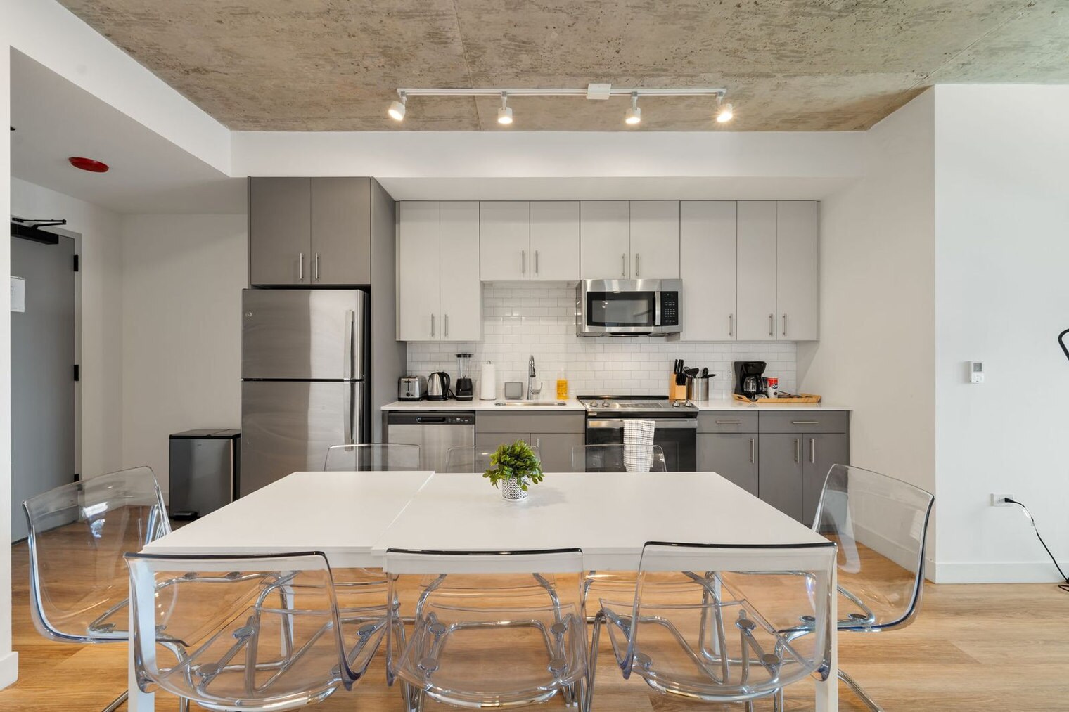 Building Photo - 853 W Blackhawk St