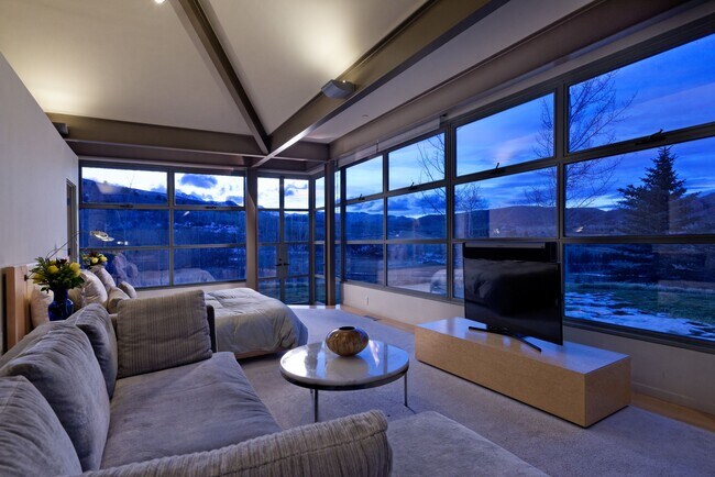 Building Photo - 821 Cluny Rd