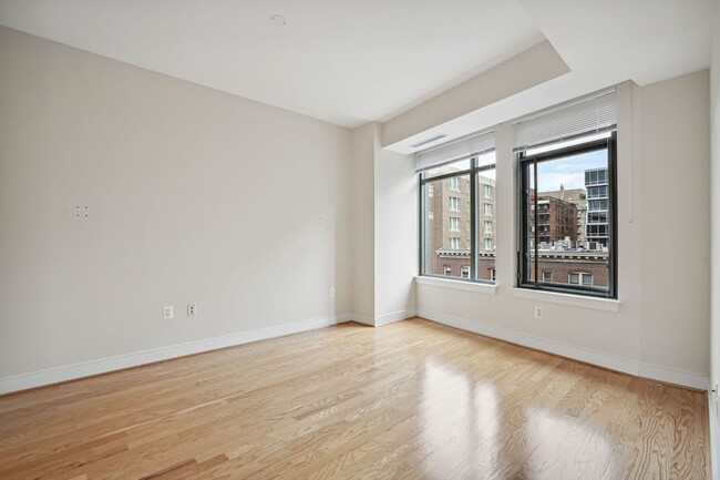 Building Photo - Upscale Living in Downtown DC! Pool, Gym, ...