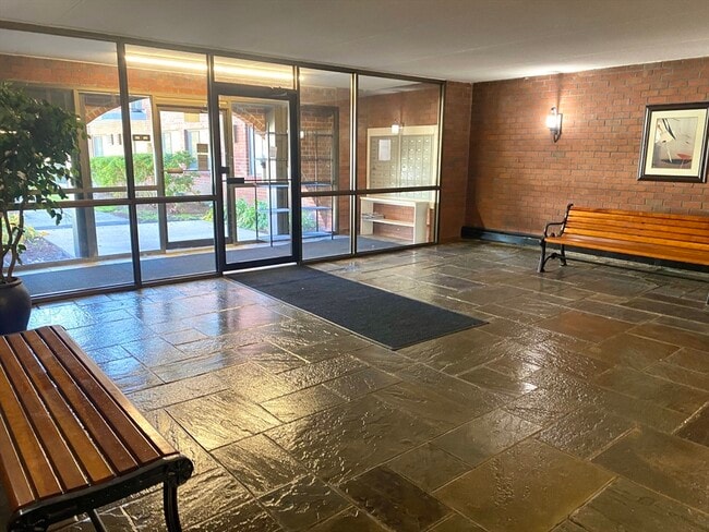 Building Photo - 573 Broad St