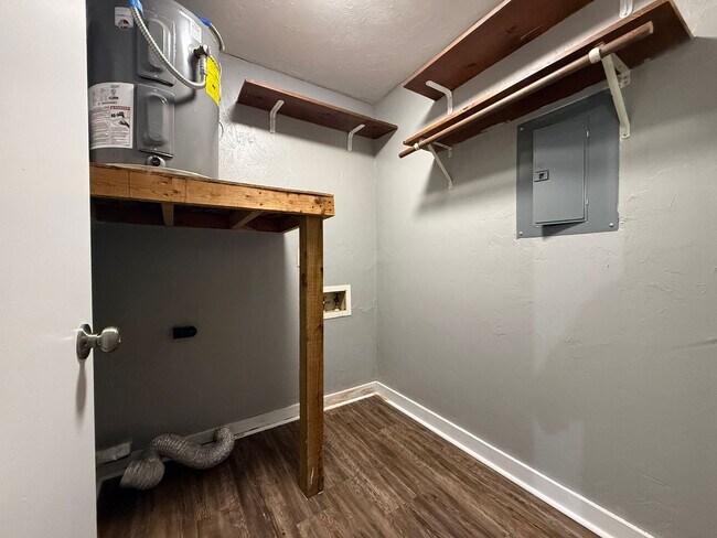 Building Photo - Downstairs unit off E Park avail NOW!!!