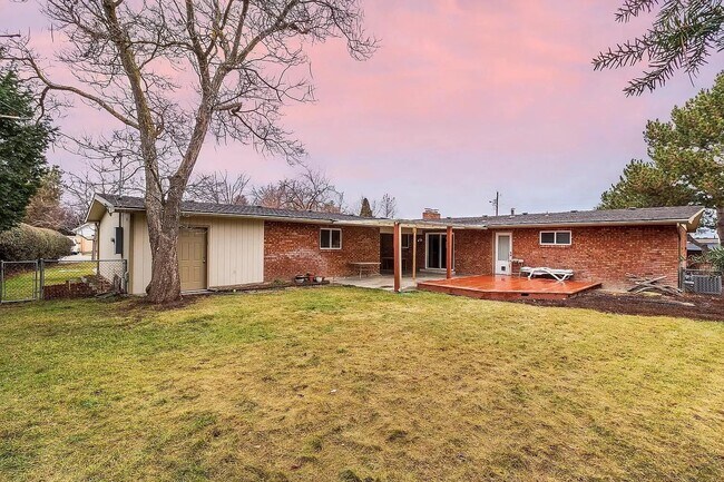Building Photo - 3411 W Hillcrest Dr