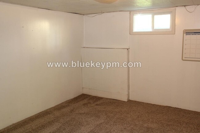 Building Photo - 2 Bed, 1 Bath Home Near Park Rose City Gol...