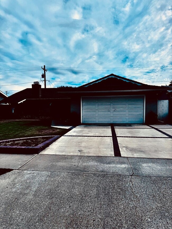 Building Photo - Beautiful 4 bed 2 baths house in a great a...