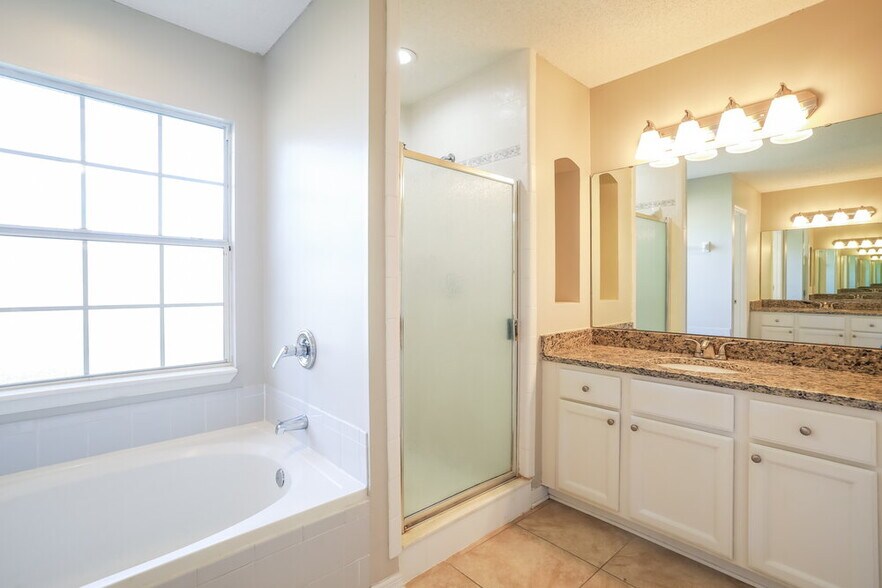 Building Photo - 8244 International Village Dr