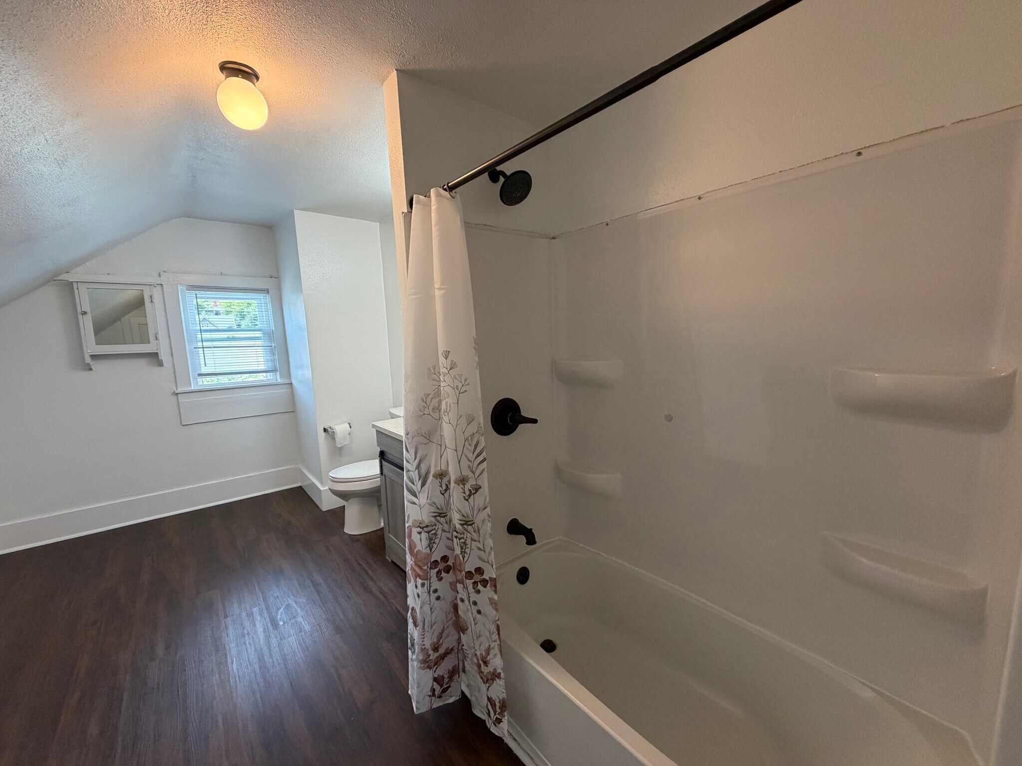 Upstairs Full Bath - 2515 Jackson St