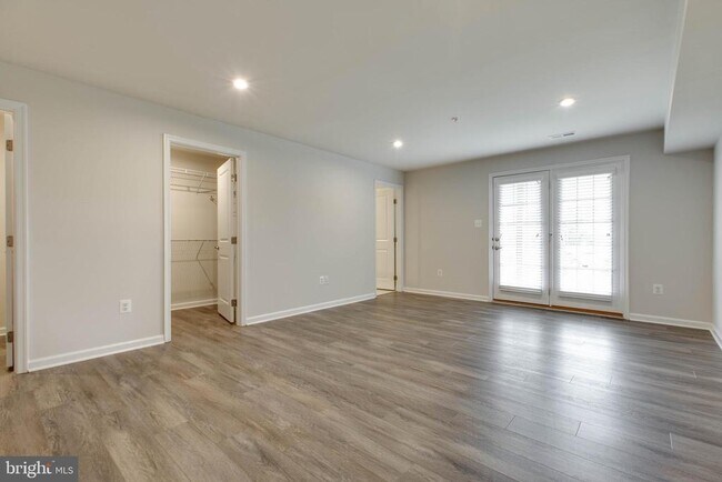 Building Photo - 7912 N Gladden Farm Way