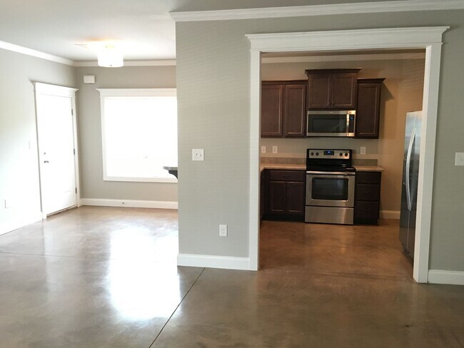 Building Photo - Pre- Leasing Fall 2026 5 Bedroom Near Down...