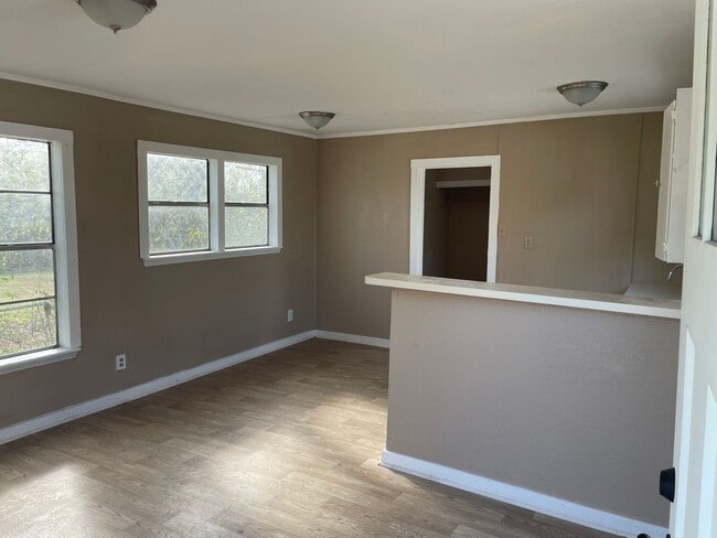 Building Photo - Move In ASAP!