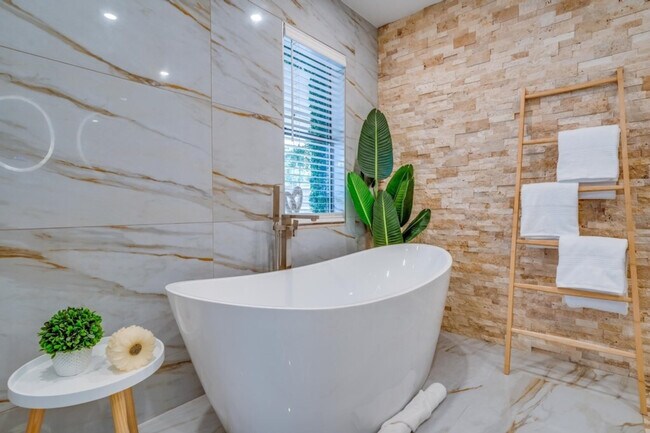 Building Photo - 1814 NW 14th Ave