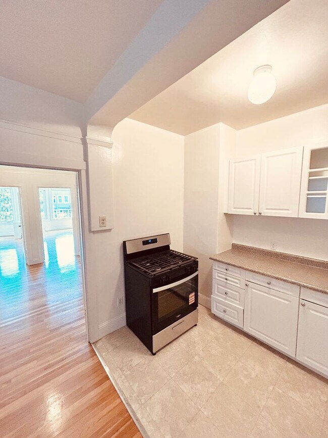 Building Photo - Beautiful 1 Bedroom located in one of San ...
