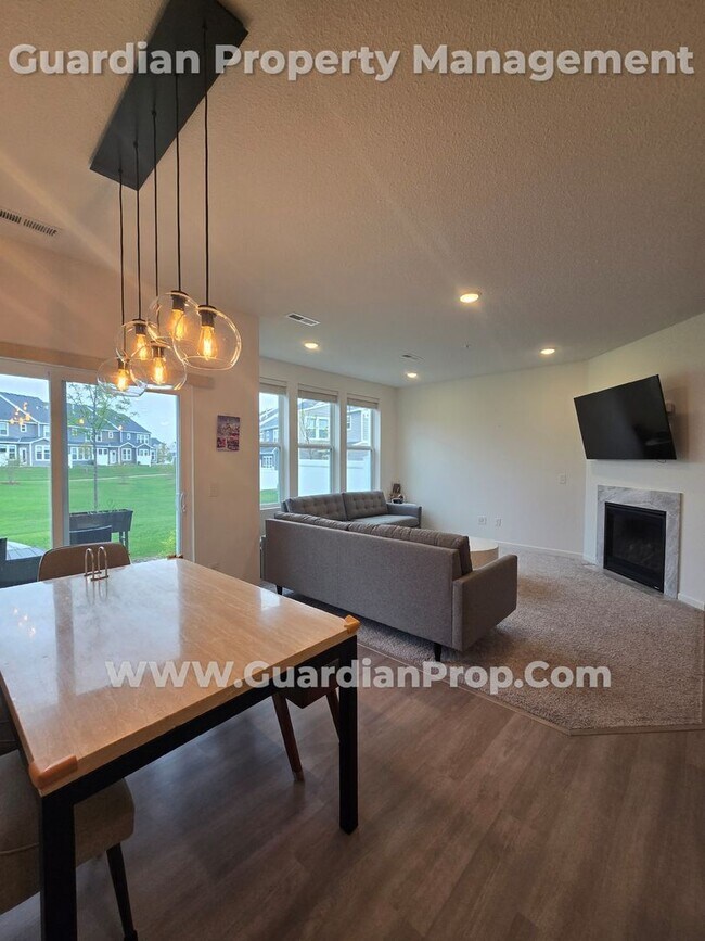 Building Photo - Lake Elmo Townhouse, Newer build, 2 Car Ga...
