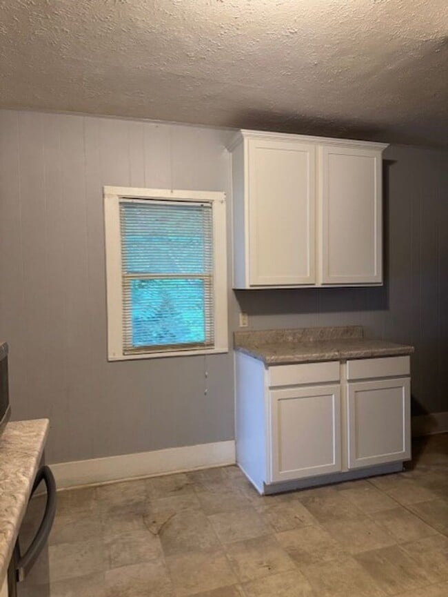 Building Photo - Charming 3-Bedroom House!