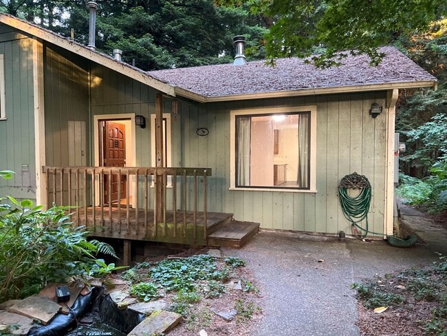 Building Photo - Pet-Friendly AMAZING Home Close To Town, Yet Private And Peaceful!