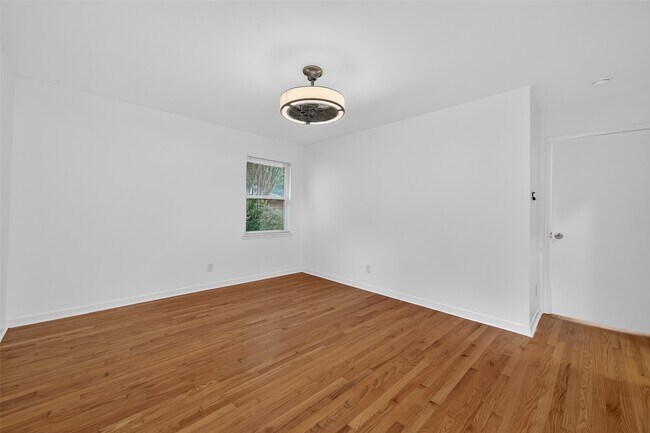 Building Photo - 8210 Edgemoor Dr