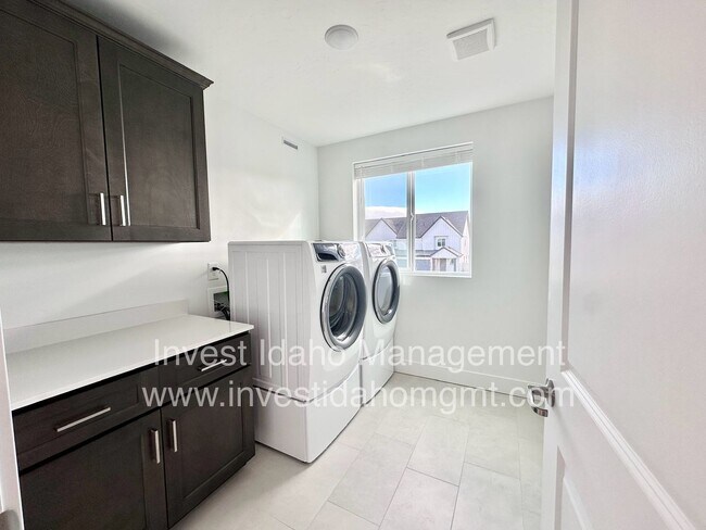 Building Photo - Spacious Luxury Townhome Designed for Modern Living