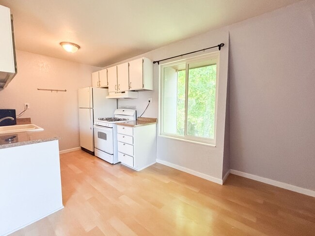 Building Photo - 2 BR/1BA | Newly Renovated Unit | | Fenced Backyard | Covered Carpot Parking