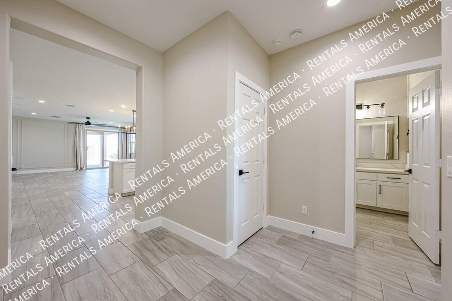 Building Photo - 7855 W Rock Springs Dr