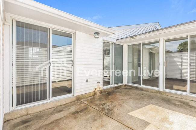 Building Photo - 5887 Troy Villa Blvd