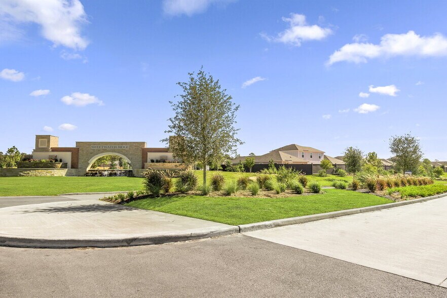 Building Photo - 16430 Honeysuckle Hl Dr