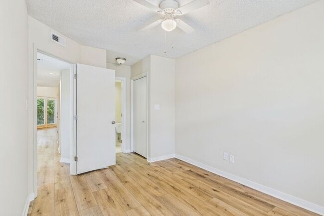 Building Photo - Charming 3-Bedroom Townhome in Sunset Woods