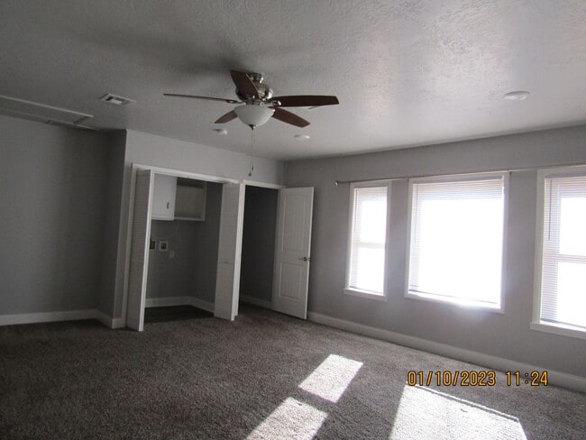Building Photo - Great home located on the eastside, walking distance to MacArthur Schools.