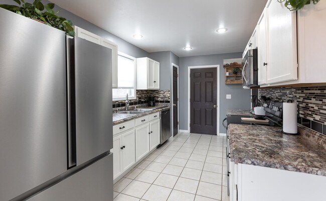 Building Photo - 3bd/2ba home available in November