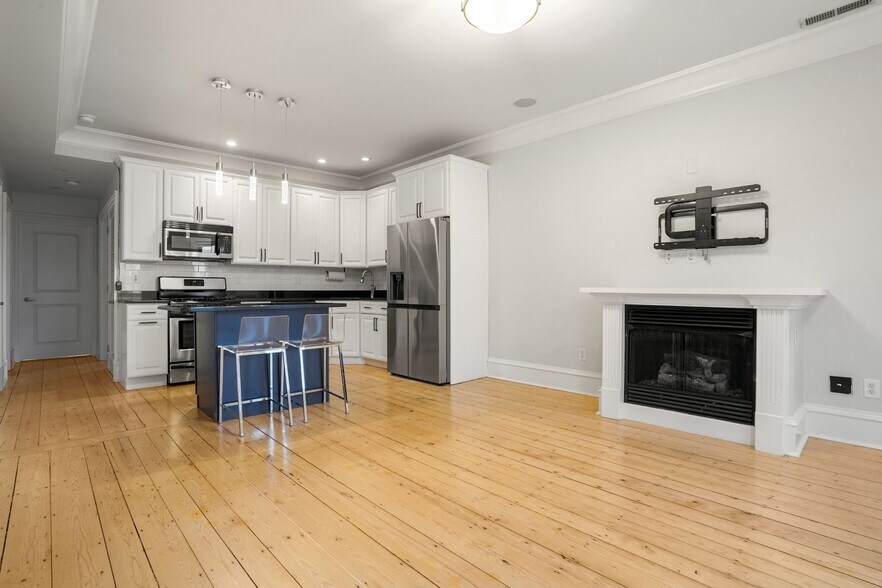 Building Photo - 703 E 4th St