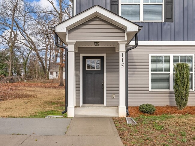 Building Photo - Charming two bedroom two and a half bathroom ready for you to call home!