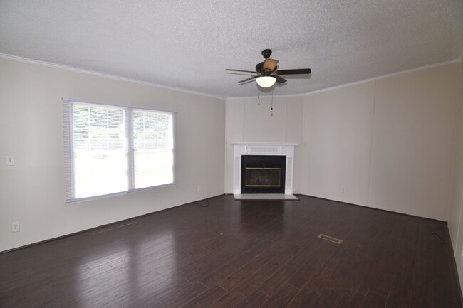 Building Photo - Spacious 3-Bed, 2-Bath Manufactured Home o...