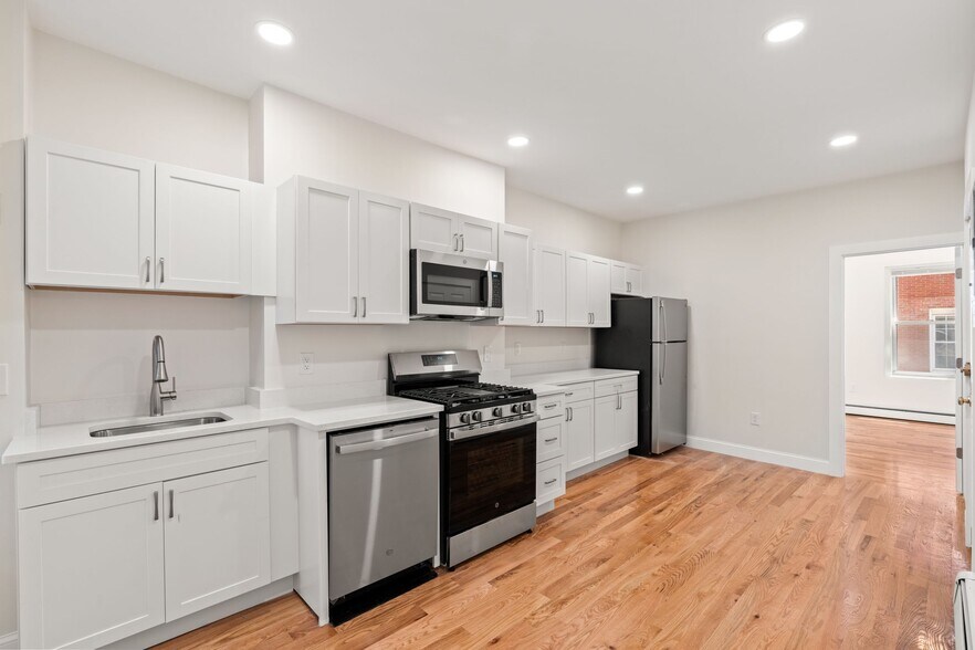 Building Photo - 198 Salem St