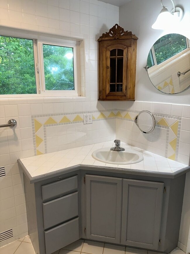 Building Photo - 2000+ sf home is in a great location, pet ...