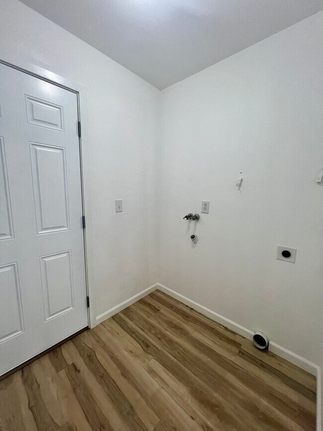 Building Photo - Rent Reduction; MOVE IN SPECIAL; Remodeled...