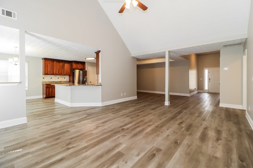 Building Photo - 2950 Northcliff Dr