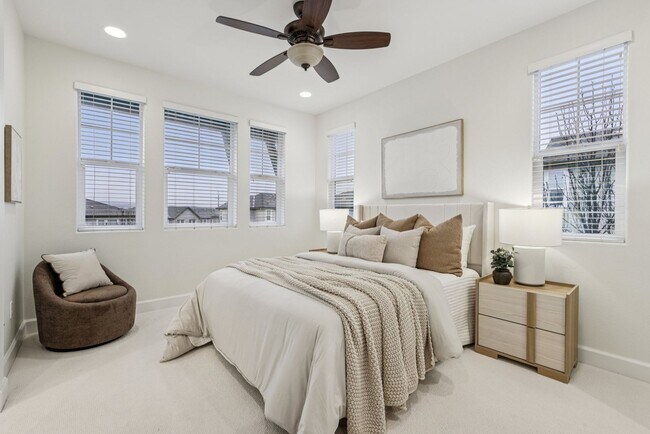 Building Photo - Beautiful Corner-Unit Townhome Near Downtown – 4 Bed | 3 baths