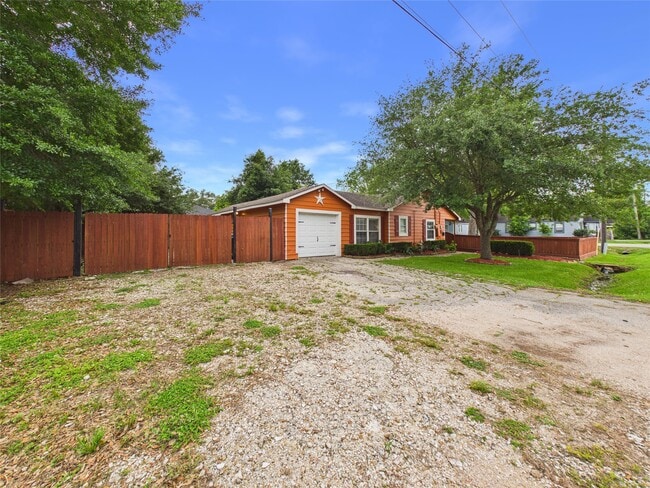 Building Photo - 1213 W Sidnor St