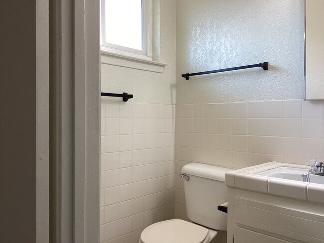 Building Photo - 4424-4426 E Dakota Ave