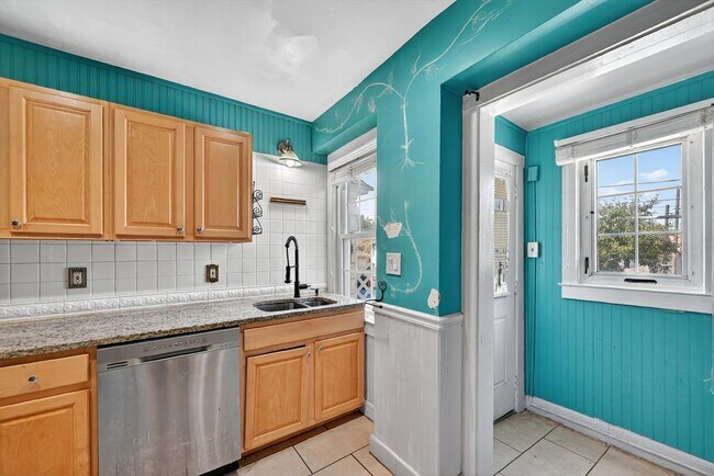 Building Photo - OPEN HOUSE on Sunday Feb 15th from 12 - 2 PM  Turn-key Ready 3 BR 1 BA in Newburgh, NY -$2700