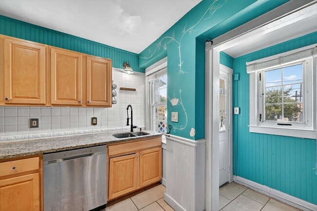 Building Photo - OPEN HOUSE on Sunday Feb 15th from 12 - 2 PM  Turn-key Ready 3 BR 1 BA in Newburgh, NY -$2950