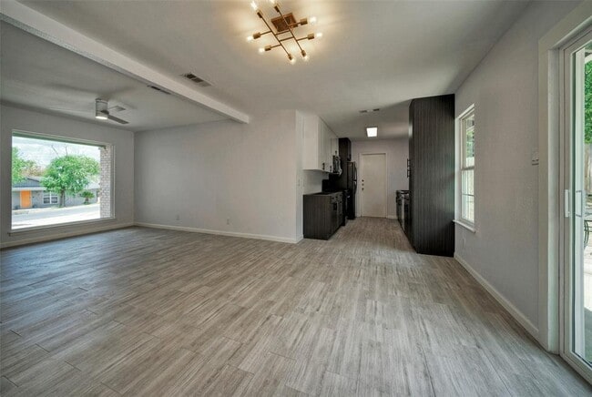 Building Photo - 5301 Gladstone Dr