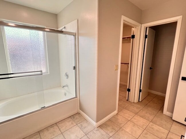 Building Photo - North West Bakersfield Home for Rent with Pool!