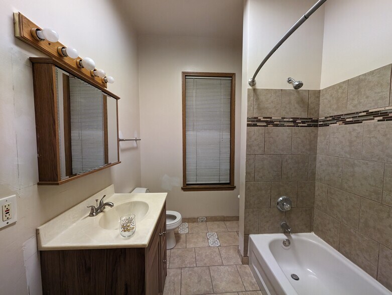 Bathroom #1 - 798 Oak St