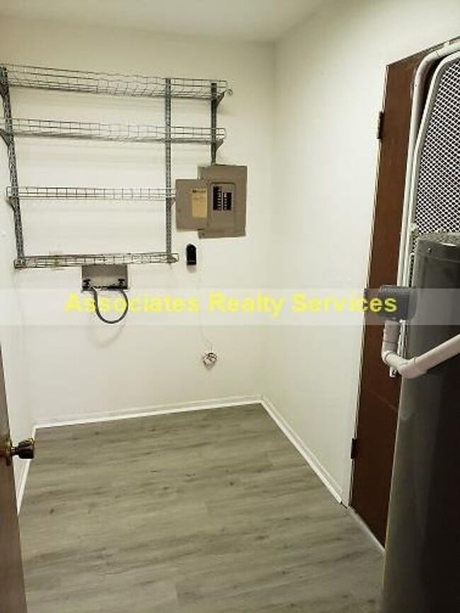 Building Photo - Sublease This Newly Renovated 2 bedroom wi...